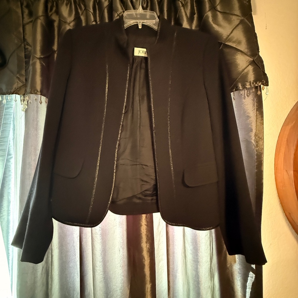 Black Tailored Blazer with Modern Collarless Design